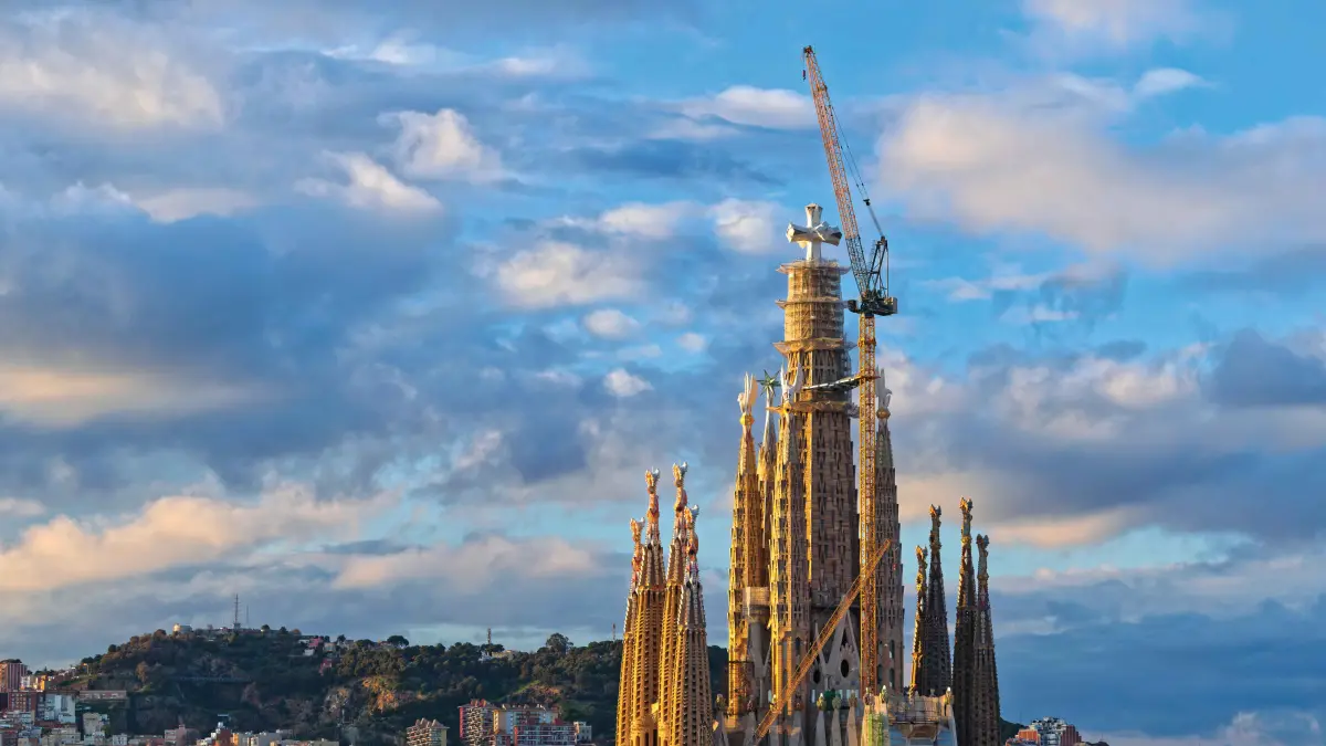 144 Tahun Menunggu: Menara Sagrada Familia jadi Gereja Tertinggi di Dunia